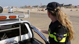 Dertien personen bekeurd voor slapen op het strand