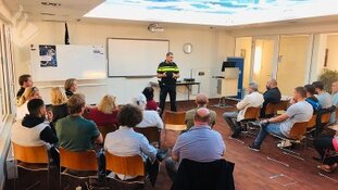 Bewoners Hoefkade in gesprek met politie