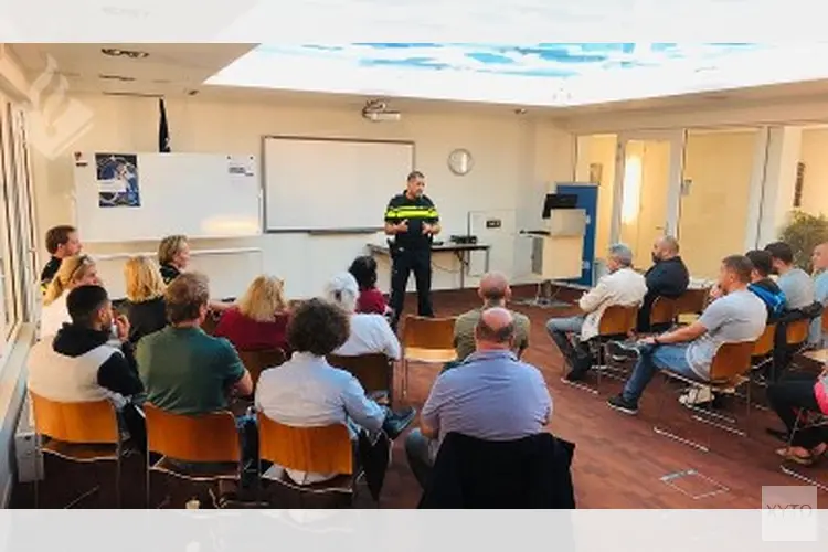 Bewoners Hoefkade in gesprek met politie