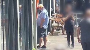 Den Haag - Gezocht - Diefstal bij parkeerautomaat Den Haag