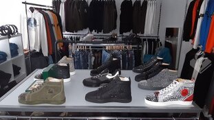 Wederom grote hoeveelheid nepkleding en -schoenen in beslag genomen