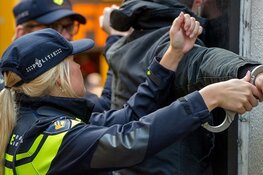 Man aangehouden voor gooien zwaar illegaal vuurwerk naar politiebus