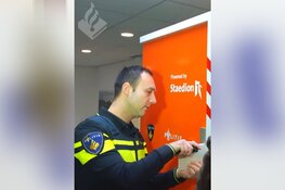 Staedion schenkt de politie vier oefendeuren