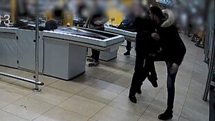 Mishandeling en belediging kassamedewerkster, getuigen gezocht
