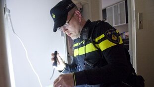 Surveillerende agenten ontdekken woninginbraak
