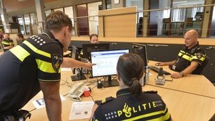 Bestuurder valt in slaap en rijdt terras op