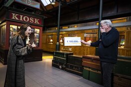 Arjen uit Den Haag ontvangt cheque van 100.000 euro van BankGiro Loterij