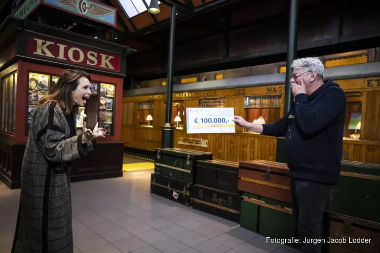Arjen uit Den Haag ontvangt cheque van 100.000 euro van BankGiro Loterij