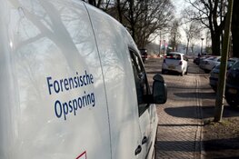 Overleden vrouw aangetroffen in woning, verdachte aangehouden