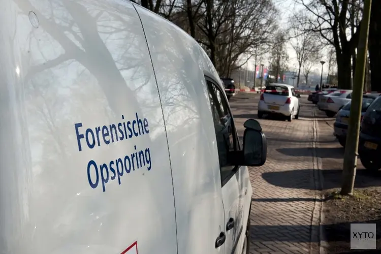 Overleden vrouw aangetroffen in woning, verdachte aangehouden
