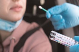 Uitdelen zelftesten op luchthavens verlengd tot en met september