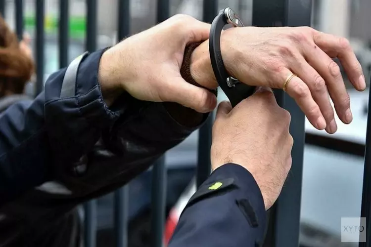 Agenten gewond bij ruzie in woning; vier aanhoudingen