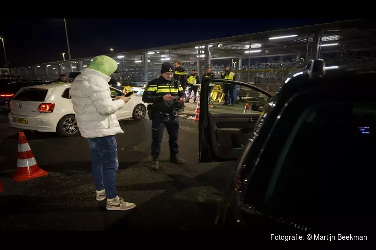 Zwartrijden, 4 aanhoudingen en wapens en drugs gevonden tijdens handhavingsactie rond Den Haag CS