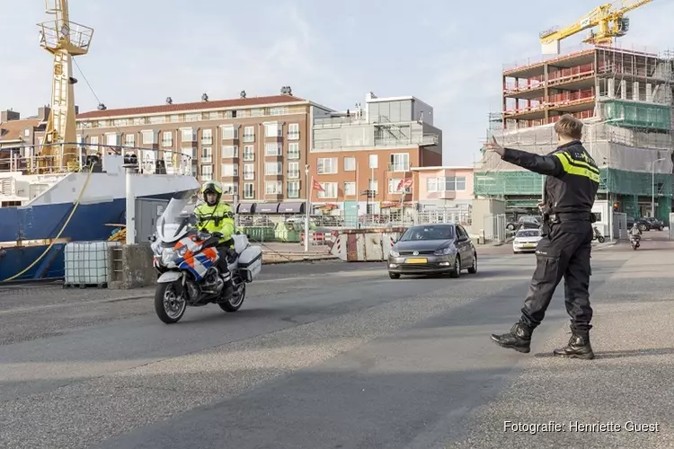Restaurant gesloten na vondst harddrugs en illegaal vuurwerk aangetroffen in auto’s bij grote handhavingsactie op Scheveningen