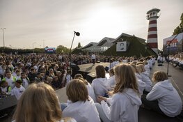 Duizenden kinderen bijeen op indrukwekkende Nationale Kinderherdenking