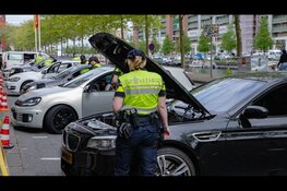 Bestuurders lopen tegen de lamp bij verkeerscontrole