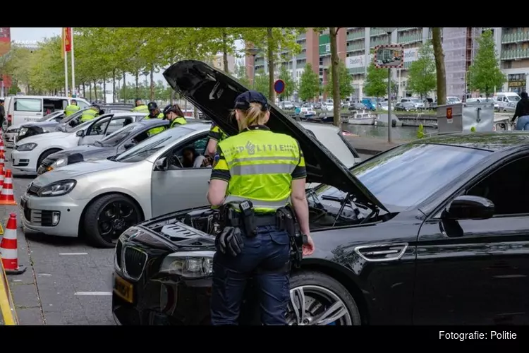 Bestuurders lopen tegen de lamp bij verkeerscontrole