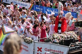 Canal Parade Pride Amsterdam in volle gang (fotoalbum)