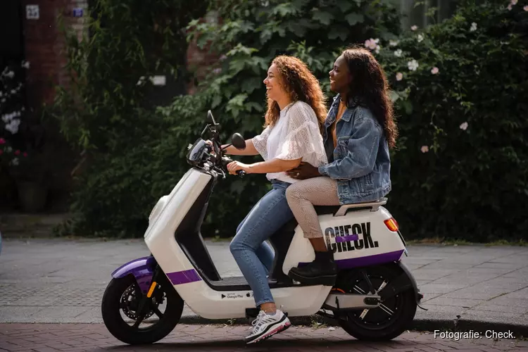 Elektrische deelscooteraanbieder Check lanceert in Delft