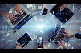 Politie en digitale specialisten werken samen aan politiezaken