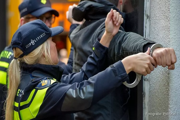Drie aanhoudingen voor overval parfumerie Den Haag