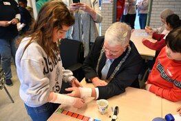 Burgemeester Jan van Zanen bezoekt Rode Kruis Haaglanden en ‘voelt zich verbonden’.