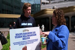 Ben & Jerry's deelt halve bakken ijs tegen halfbakken beleid uit in politiek Den Haag