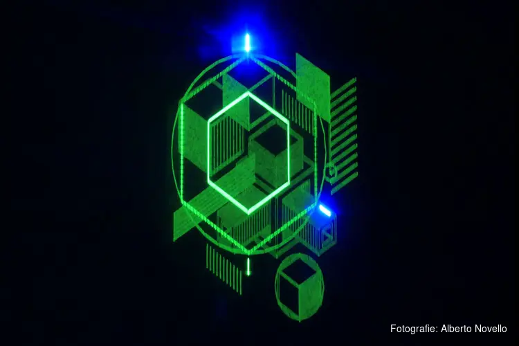 Laserkunstenaar brengt hommage aan Escher met een nieuwe, spectaculaire live voorstelling in Scheveningen