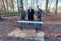 Herdenkingsbank Koning Willem I geplaatst in Haagse Bos