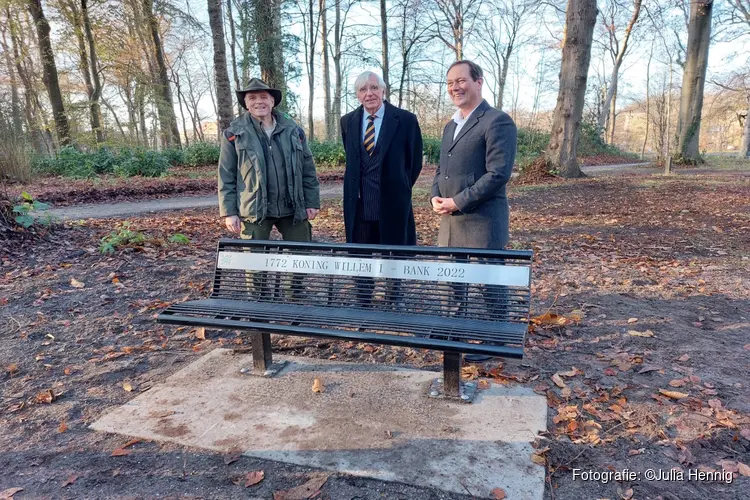 Herdenkingsbank Koning Willem I geplaatst in Haagse Bos