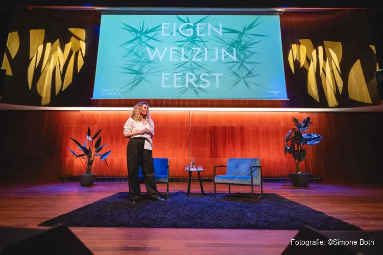 Eigen welzijn eerst: Theateravond met Roxane van Iperen