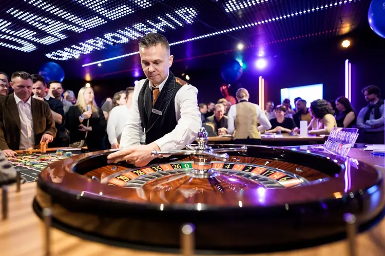 Hidde van Veldhuizen beste croupier van Nederland