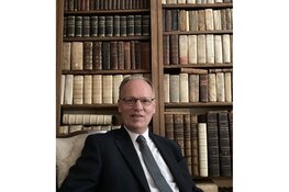 Arie Molendijk taxeert oude boeken in Den Haag/ Kijkduin en Scheveningen