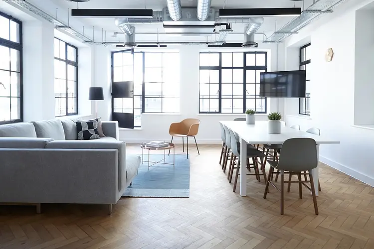 Hoe visgraat vloeren de perceptie van je kamer kunnen veranderen