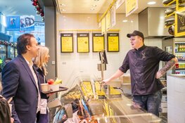 Kinderen van Nutsschool Morgenstond komen ‘Samen Smullen’ met burgemeester van Zanen