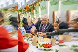 Kinderen van Nutsschool Morgenstond komen ‘Samen Smullen’ met burgemeester van Zanen