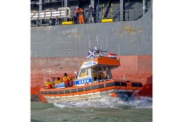 KNRM-redders bezorgen kerstbroden per reddingboot