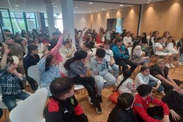 Bomvolle zaal met nieuwe Haagse Leeskoningin: Ecesu!