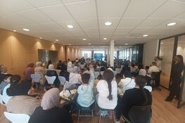 Bomvolle zaal met nieuwe Haagse Leeskoningin: Ecesu!