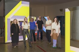 BinnenhofBuiten doneert spiegelend kunstwerk van Marleen Sleeuwits aan Flora Restaurant en Filmhuis