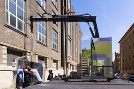 BinnenhofBuiten doneert spiegelend kunstwerk van Marleen Sleeuwits aan Flora Restaurant en Filmhuis