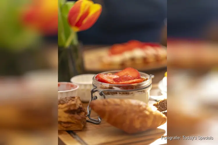 Barista Cafe Den Haag Dagelijkse Groenmarkt verwent moeders op Moederdag Gratis ontbijtplank voor moeders op zondag 11 mei