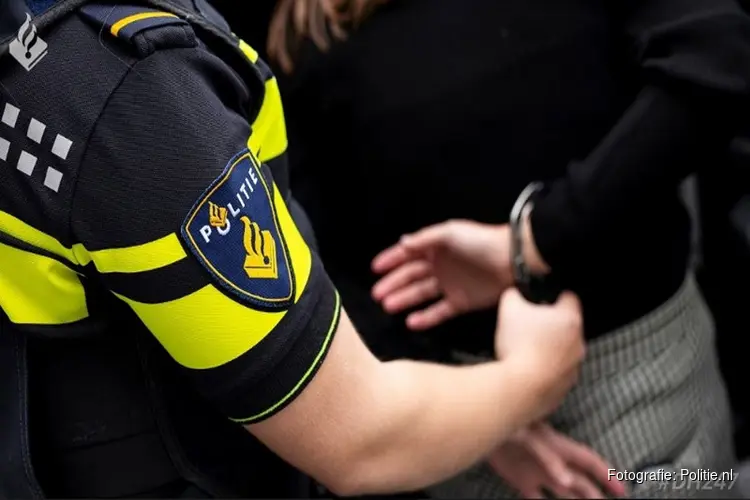 Twee aanhoudingen na melding over vuurwapen