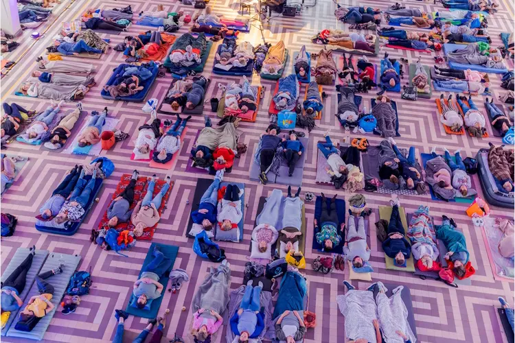 Liggend genieten van live muziek in de Nieuwe Kerk Delft