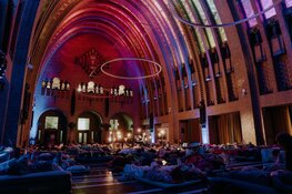 Liggend genieten van live muziek in de Nieuwe Kerk Delft