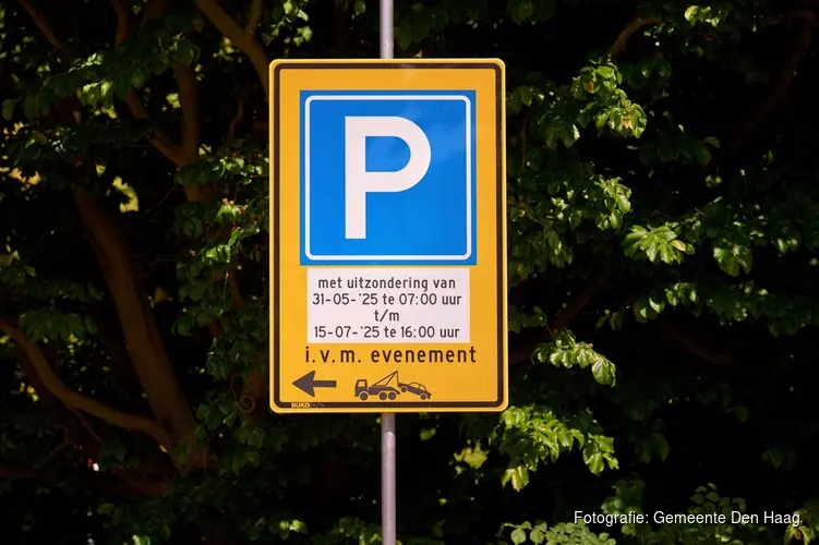 Parkeerverboden, hekken en platen trambaan Eisenhowerlaan