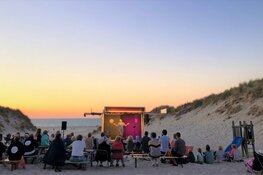 Pop-up podium Klapstoelkabaret voor het eerst naar strand Scheveningen