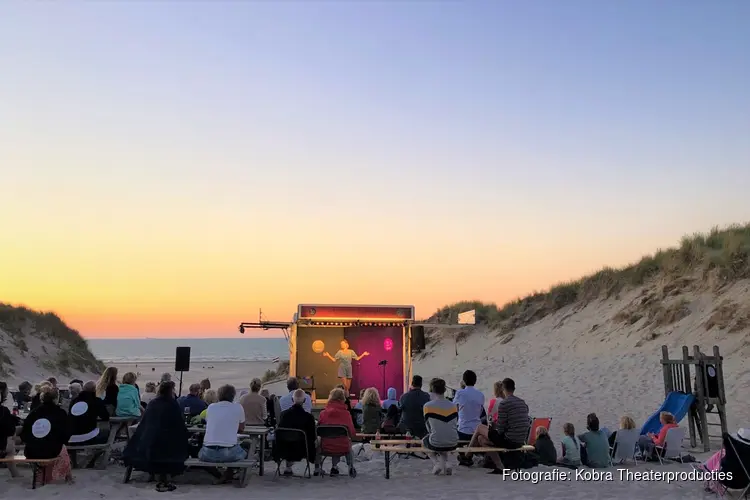 Pop-up podium Klapstoelkabaret voor het eerst naar strand Scheveningen