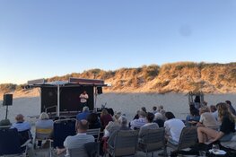Pop-up podium Klapstoelkabaret voor het eerst naar strand Scheveningen