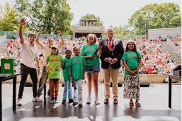 Jubileumeditie Vakantiepark feestelijk geopend door burgemeester Van Zanen en Steven Kazàn